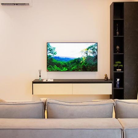 Luxury Rooftop 23 Bed and Breakfast Tirana Buitenkant foto