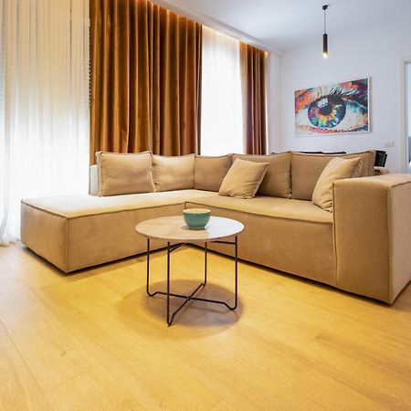 Luxury Rooftop 23 Bed and Breakfast Tirana Buitenkant foto