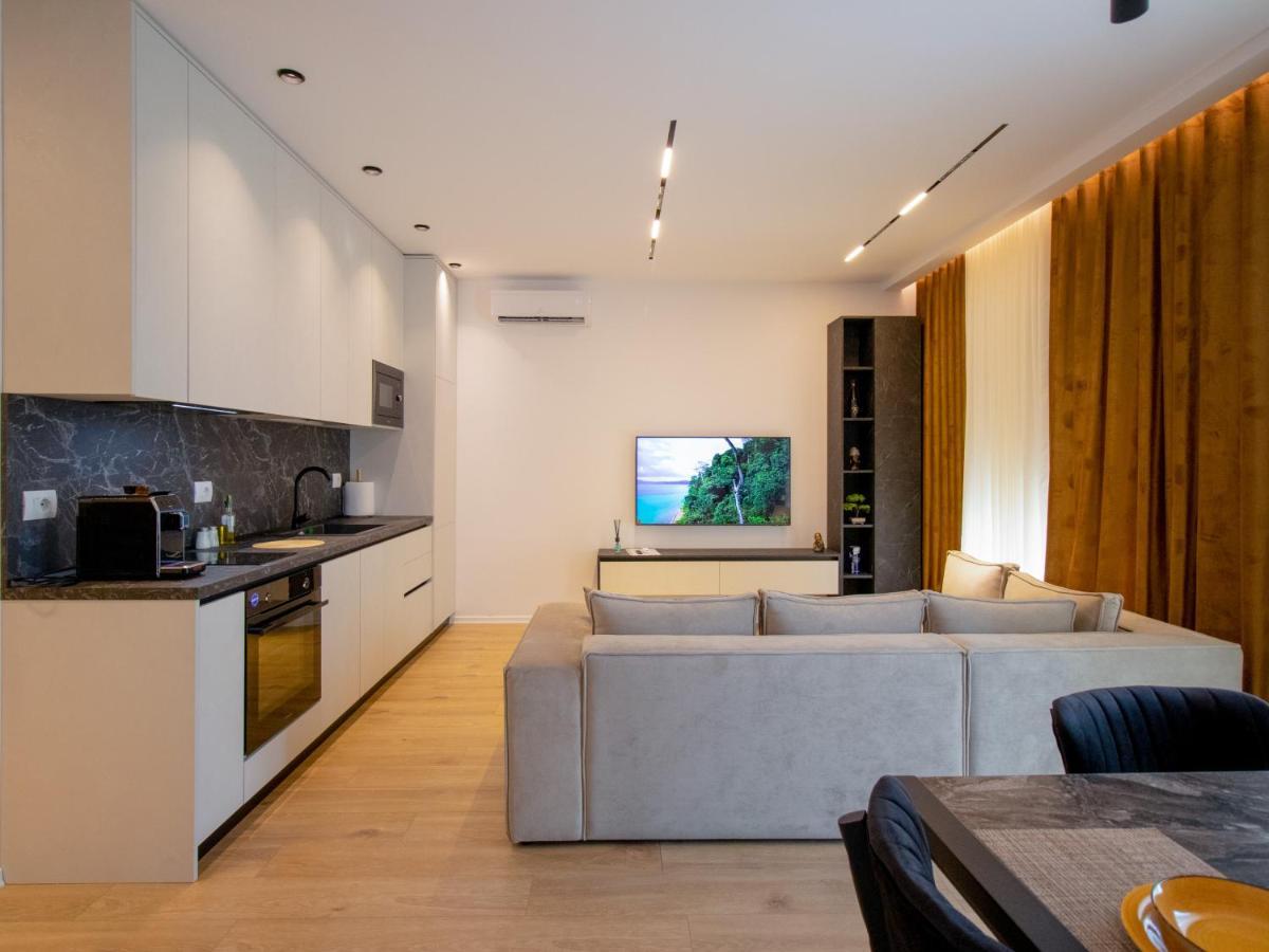 Luxury Rooftop 23 Bed and Breakfast Tirana Buitenkant foto