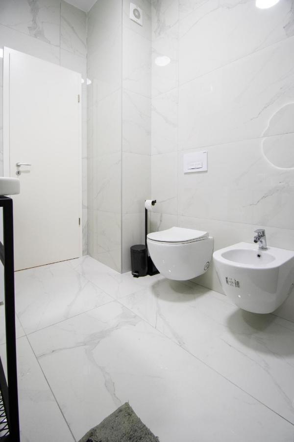 Luxury Rooftop 23 Bed and Breakfast Tirana Buitenkant foto