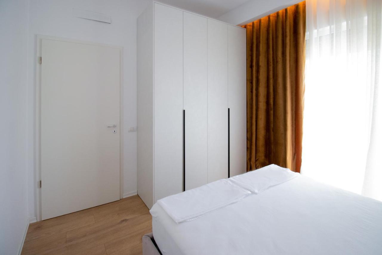 Luxury Rooftop 23 Bed and Breakfast Tirana Buitenkant foto
