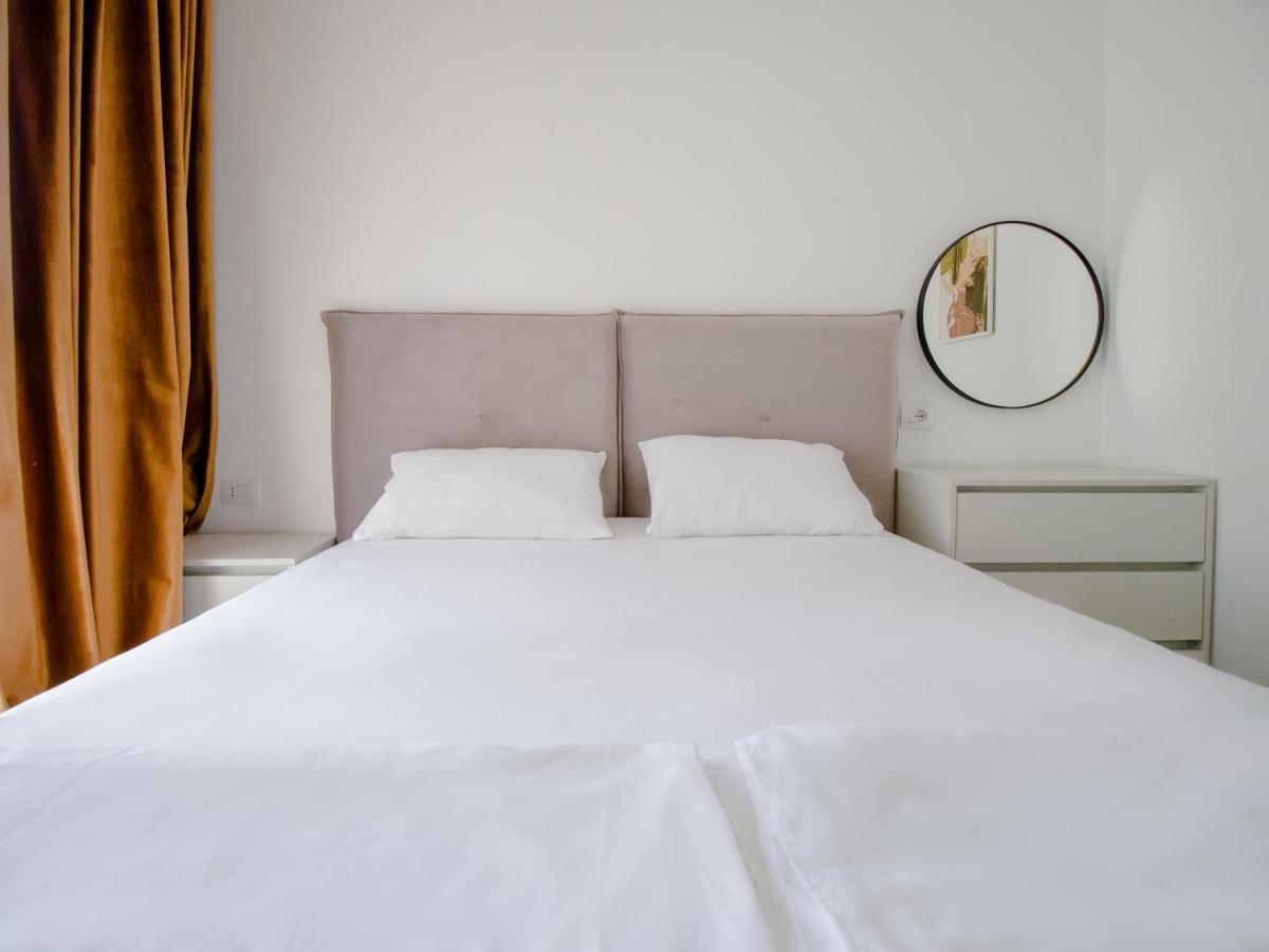 Luxury Rooftop 23 Bed and Breakfast Tirana Buitenkant foto