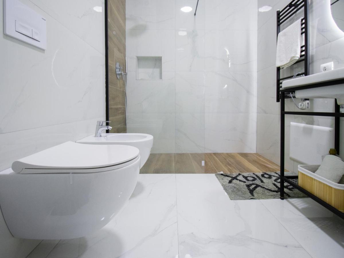 Luxury Rooftop 23 Bed and Breakfast Tirana Buitenkant foto