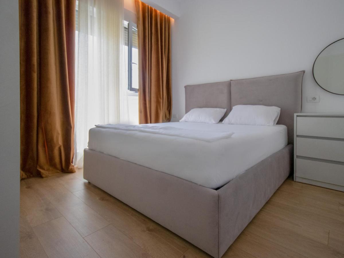 Luxury Rooftop 23 Bed and Breakfast Tirana Buitenkant foto
