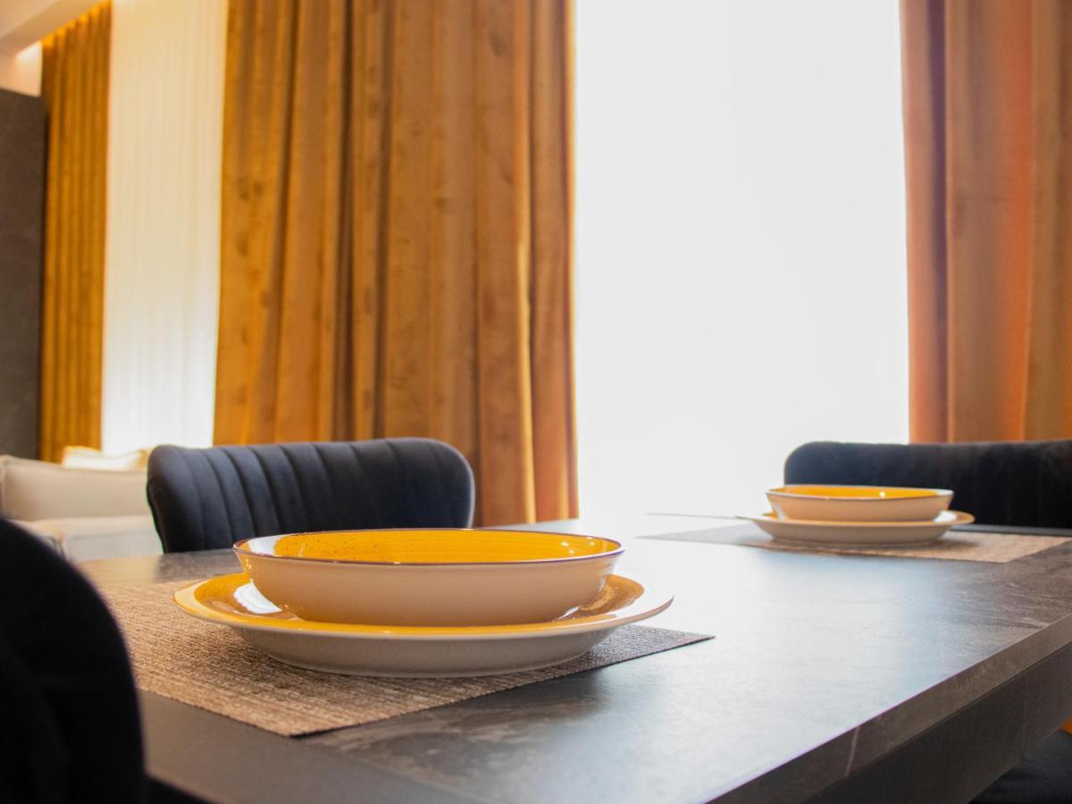 Luxury Rooftop 23 Bed and Breakfast Tirana Buitenkant foto