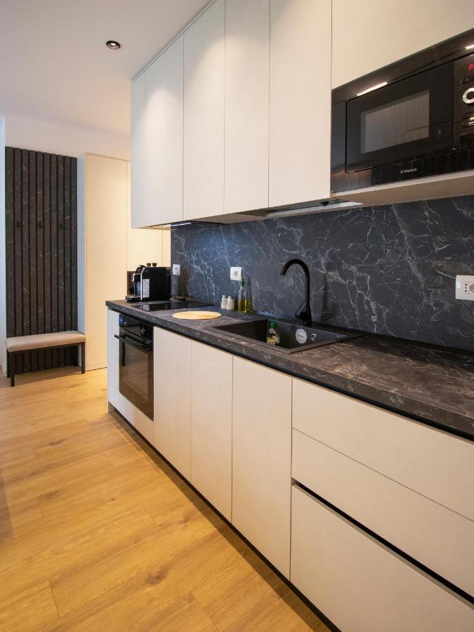 Luxury Rooftop 23 Bed and Breakfast Tirana Buitenkant foto